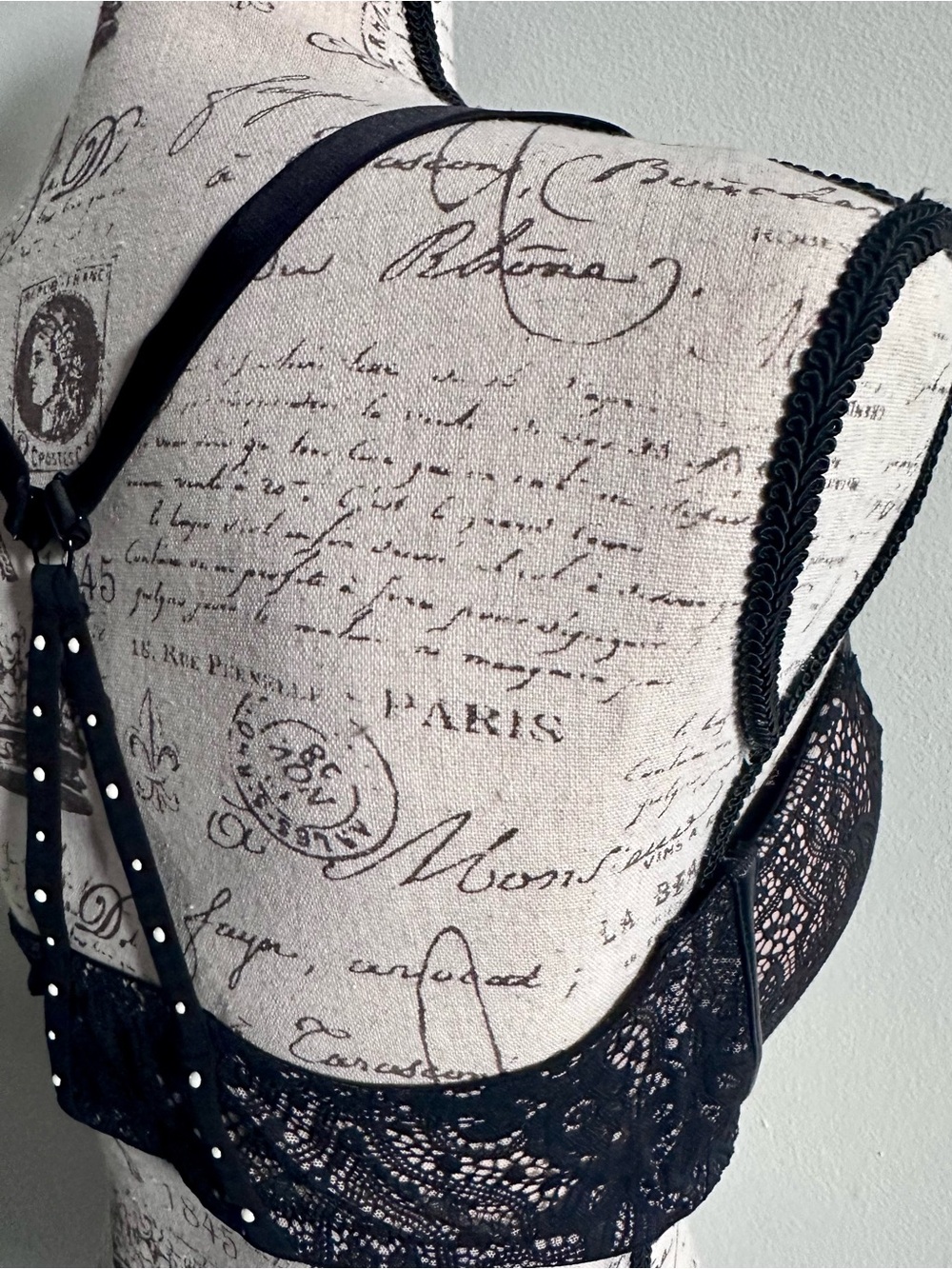 💃 Victoria’s Secret 38DD Lace Bra – Because the Girls Deserve Luxury! 💃 - Picture 6 of 15